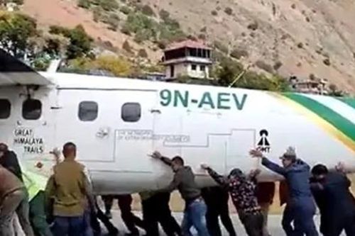 Máy bay bị nổ lốp ở Nepal, hành khách và nhân viên sân bay phải cùng nhau ra đẩy