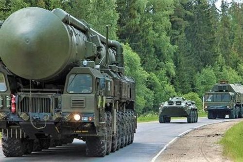 Cận cảnh tên lửa đạn đạo liên lục địa Yars được nạp vào ống phóng silo