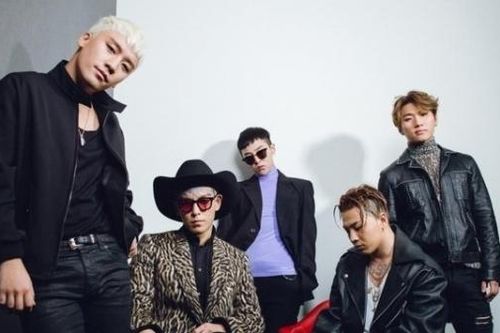 Fan Big Bang thuê xe tải biểu tình trước tòa nhà YG đòi nhóm sớm comeback