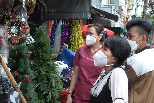 Đồ trang trí Noel ế ẩm, nhiều cửa hàng đổ xô bán online