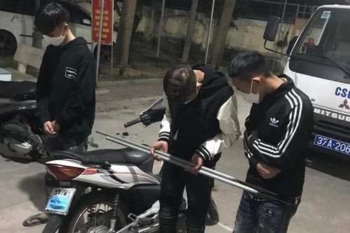Thanh niên 10x dùng dao phóng lợn náo loạn đường phố trong đêm
