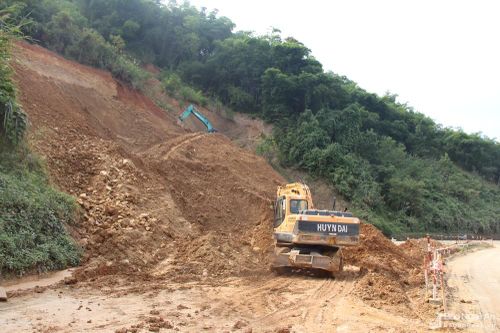 Tương Dương khẩn trương khắc phục các điểm sạt lở núi nghiêm trọng