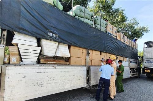 An Giang: Liên tiếp bắt giữ 3 xe tải chở số lượng lớn hàng hóa không rõ nguồn gốc