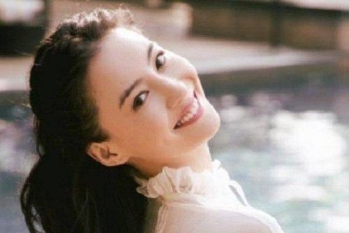 Mỹ nhân Trương Bá Chi có hành động khá nhạy cảm khi đang livestream