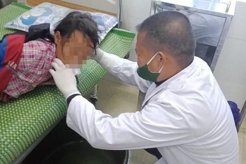 Nghệ An: Bé gái 8 tuổi hái lá ven đường dẫn đến nhiễm độc nặng