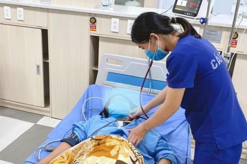 Người phụ nữ nhập viện khẩn cấp, sốc phản vệ độ 3 do 60 vết ong đốt toàn thân