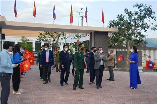 Sơ kết 10 năm kết nghĩa cụm dân cư hai bên biên giới giữa khóm Duy Tân (Việt Nam) và bản Phường (Lào)