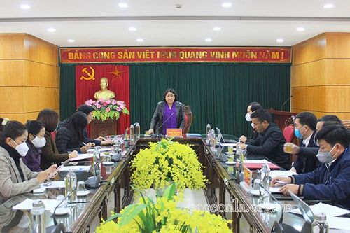 Đồng chí Phó Chủ tịch Thường trực UBND tỉnh kiểm tra phòng, chống dịch Covid-19 tại huyện Vân Hồ