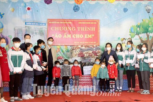 Tặng quà học sinh có hoàn cảnh khó khăn của huyện Hàm Yên