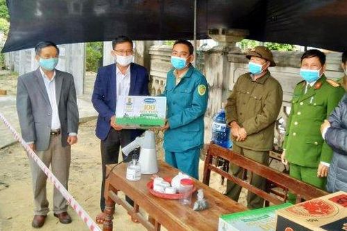 Y tế - Sức khỏe Tin tức y tế Tặng quà cho người dân bị ảnh hưởng dịch COVID-19