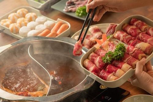 Gã trai độc ác dúi đầu bạn gái vào nồi lẩu