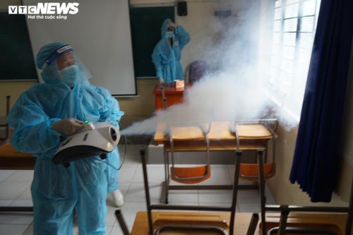 Trường học ở TP.HCM gấp rút dọn dẹp, phun khử khuẩn chuẩn bị đón học sinh