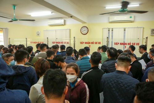 Giảm 50% lệ phí trước bạ, người Hà Nội xếp hàng chật kín điểm đăng ký xe