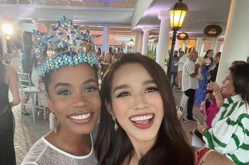 Chụp ảnh cùng Miss World các thời kỳ, Hoa hậu Đỗ Thị Hà trẻ trung xinh đẹp không thua kém