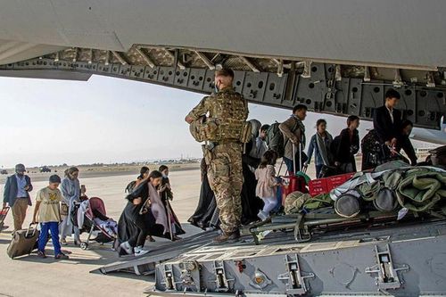 Pháp sơ tán hàng trăm người khỏi Afghanistan