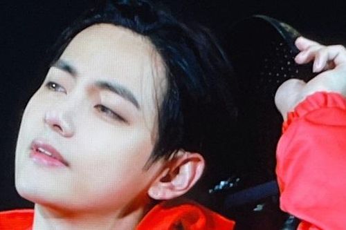 V BTS mặc đồ 'Squid Game', Netflix lộ ngay bản chất fangirl