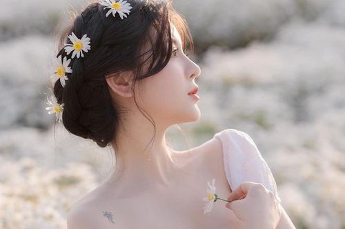 Hóa nàng thơ bên cúc họa mi cựu streamer khiến netizen chao đảo