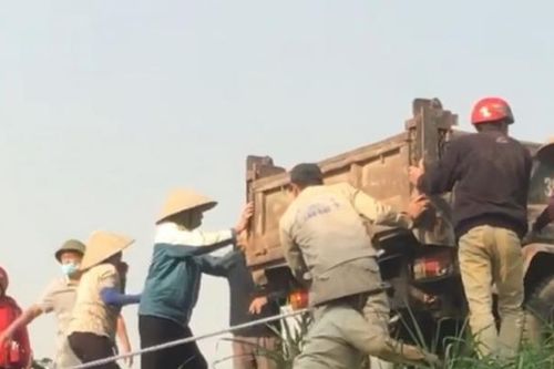 Một nam thanh niên bị máy cày đè tử vong dưới ruộng