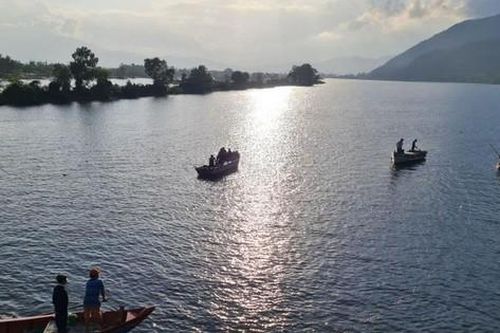 Về quê tránh dịch, nam thanh niên mất tích khi cùng bố đánh cá trên sông