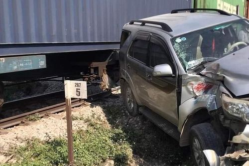 Tài xế ô tô thoát hiểm thần kỳ khi bị tàu hỏa đâm mạnh
