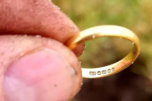Cụ bà nhận lại nhẫn cưới đánh rơi cách đây cả nửa thế kỷ