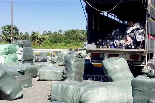 An Giang: Bắt 3 xe tải vận chuyển hàng hóa không rõ nguồn gốc