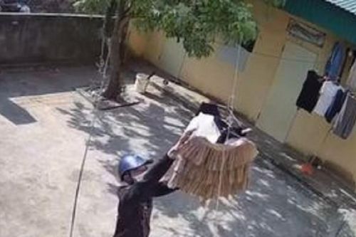 Thanh niên vào sân trộm đồ lót nữ, hành động trước đó của gã được 'khen' là 'tên trộm lịch sự nhất năm'