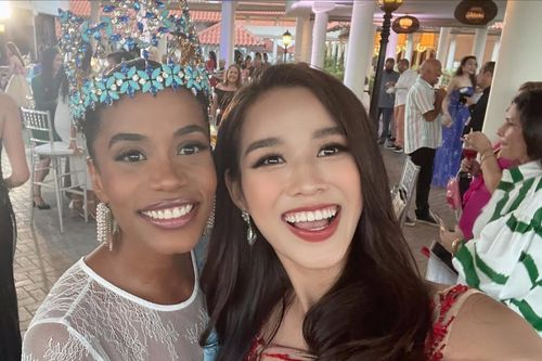Đỗ Thị Hà mặc đầm xuyên thấu, đẹp không thua kém khi đọ sắc đương kim Miss World