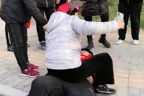 Bà thím ngồi đè lên người trai trẻ giữa phố để livestream, sự tình phía sau gây bất bình