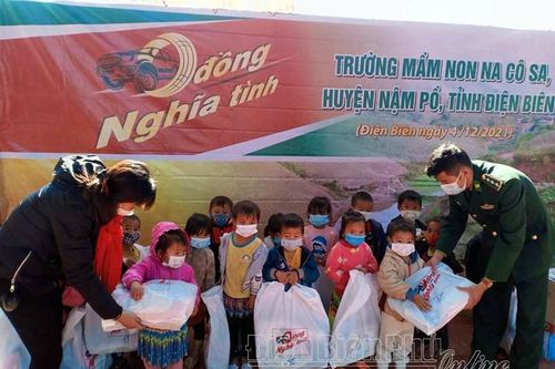 Trao tặng 1.819 suất quà cho học sinh khu vực biên giới