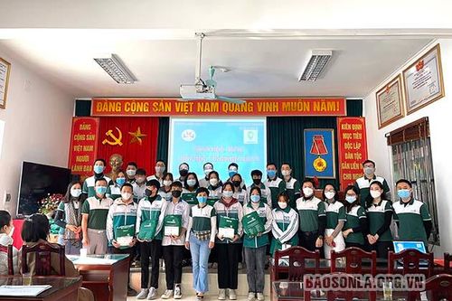 Trao 40 suất học bổng cho học sinh có hoàn cảnh khó khăn