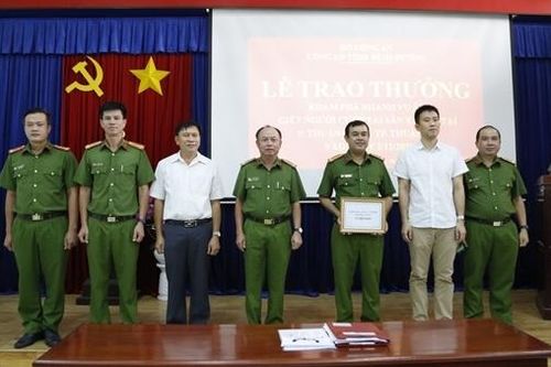 Khen thưởng thành tích Ban chuyên án trong vụ bắt kẻ sát hại người phụ nữ bán dâm