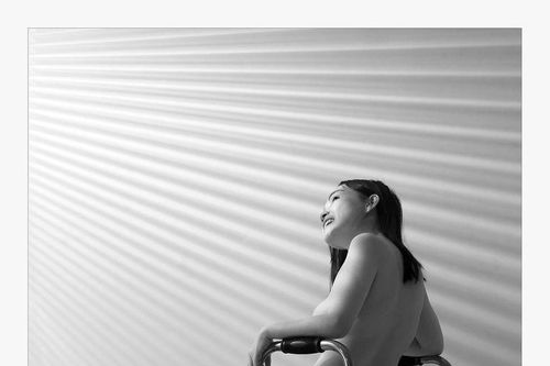 Nữ nhà văn khuyết tật chụp ảnh nude: 'Yêu cơ thể mình dù nó không hoàn hảo'