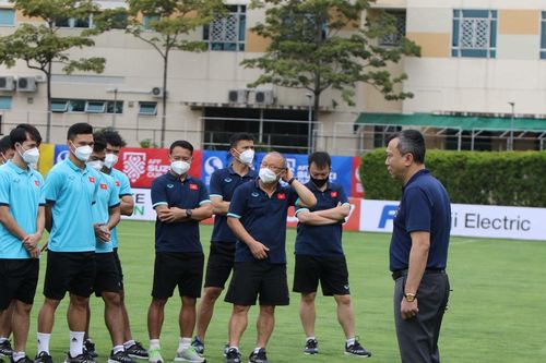 AFF Cup 2020: Đội tuyển Việt Nam đi bộ làm quen sân thi đấu