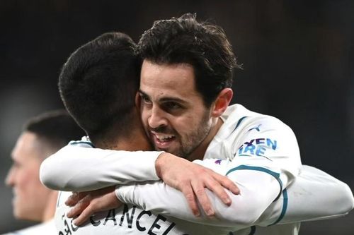 Man City chiếm ngôi đầu Premier League