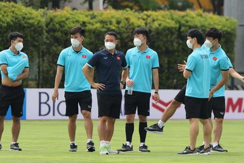 Nhật ký AFF Cup 5/12: Vé 'chợ đen' Việt Nam đấu Lào giá 3 triệu đồng