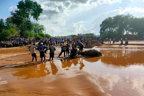 Xe buýt bị nước lũ cuốn trôi ở Kenya, ít nhất 24 người thiệt mạng