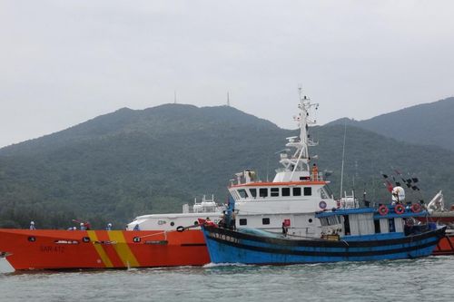 Cứu thành công 11 thuyền viên tàu cá gặp nạn trên biển