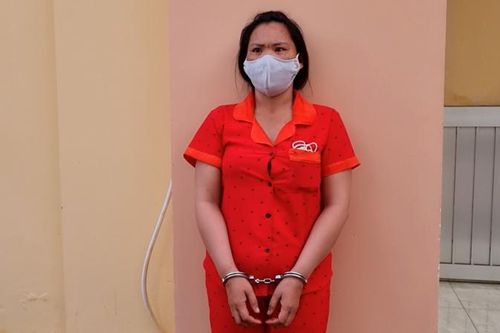 Người phụ nữ trốn truy nã gần 20 năm lộ mặt vì…cầm dao đuổi chém mẹ chồng
