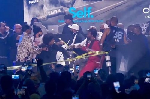 Hai nhóm rapper ẩu đả trên sóng trực tiếp