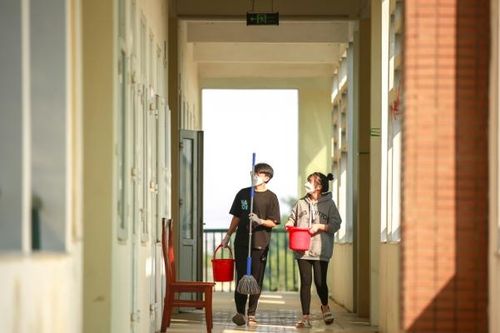 Hà Nội: Trường học ngoại thành tất bật dọn dẹp chờ đón học sinh trở lại