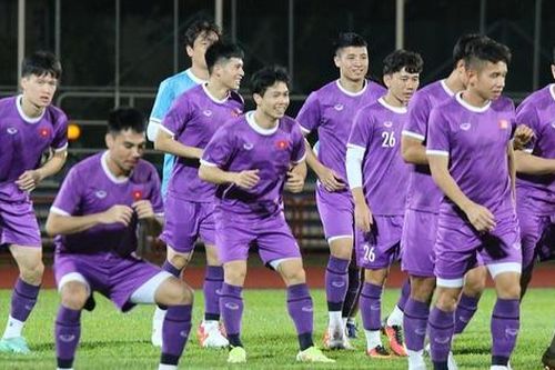 Kiều bào tiếp tế thực phẩm cho đội tuyển Việt Nam