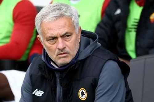 Mourinho trút giận lên phóng viên: Đó là lý do các người nghèo hơn tôi!