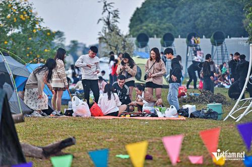 Dân Hà Nội đổ về chân cầu Vĩnh Tuy cắm trại, chờ ngắm hoàng hôn sông Hồng