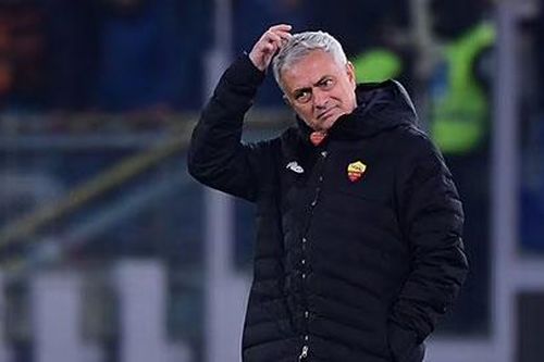 Mourinho từ chối trả lời phỏng vấn, chế giễu phóng viên sau trận Roma thảm bại Inter