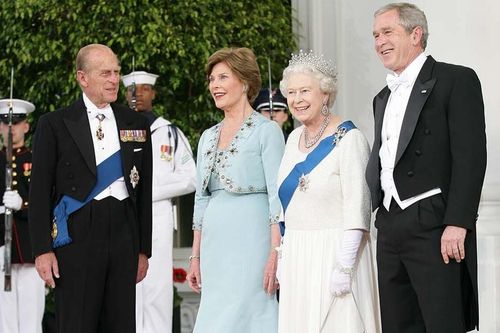 Các đệ nhất phu nhân Hoa Kỳ luôn âm thầm chuẩn bị đồ đôi với Nữ hoàng Elizabeth