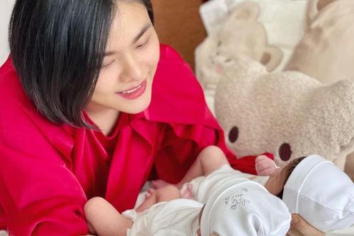Vân Trang lần đầu chia sẻ ảnh 'cận mặt' hai con gái song sinh, nhưng lại bắt khán giả 'ghép hình'