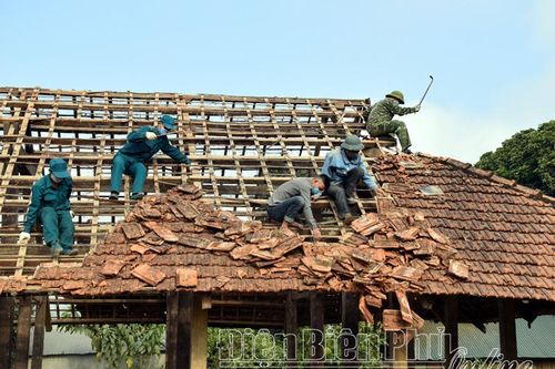 Hỗ trợ hộ dân Phiêng Bua tháo dỡ, di dời tài sản