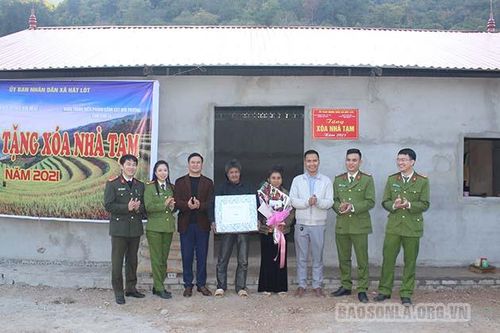 Bàn giao 2 nhà 'Đại đoàn kết' cho hộ nghèo tại xã Hát Lót