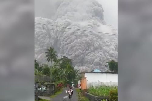 Núi lửa phun trào ở Indonesia, 13 người chết